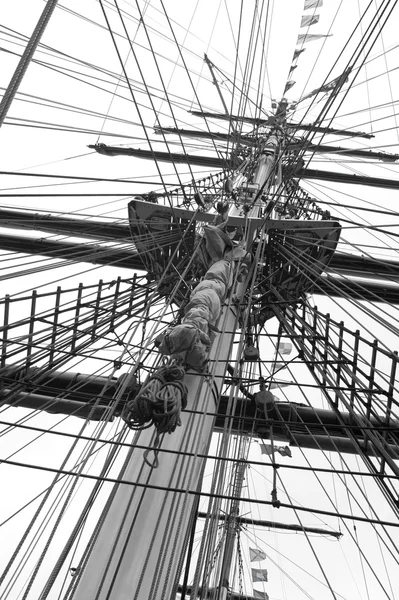 Mast and ropes of a classic sailboat — Stock Photo, Image