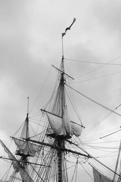 Kraai nest van een oude piraat zeilboot — Stockfoto