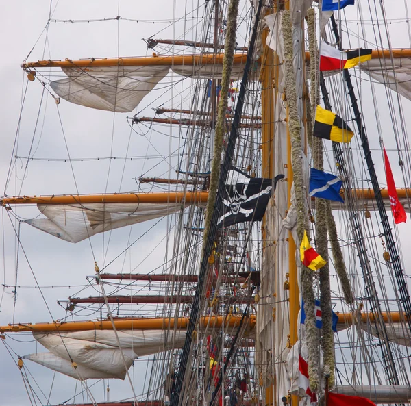Engranaje de un par de veleros con bandera pirata — Foto de Stock