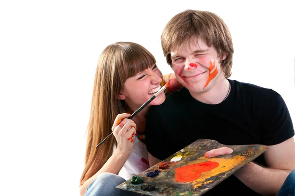 Νεαρό ζευγάρι παίζει με ζωγραφική — Φωτογραφία Αρχείου