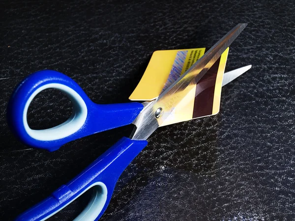 Срок действия кредитной карты истек — стоковое фото