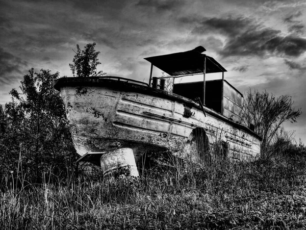 Старая речная лодка — стоковое фото