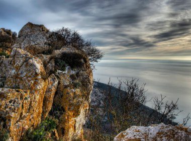 kayalar ve deniz