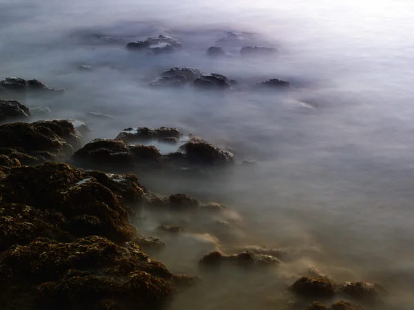 Ay ışığı altında deniz kaya — Stok fotoğraf