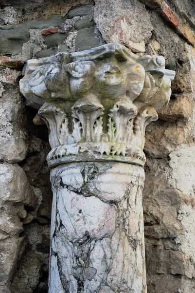 Detasil av en romersk kolumn i ravello — Stockfoto