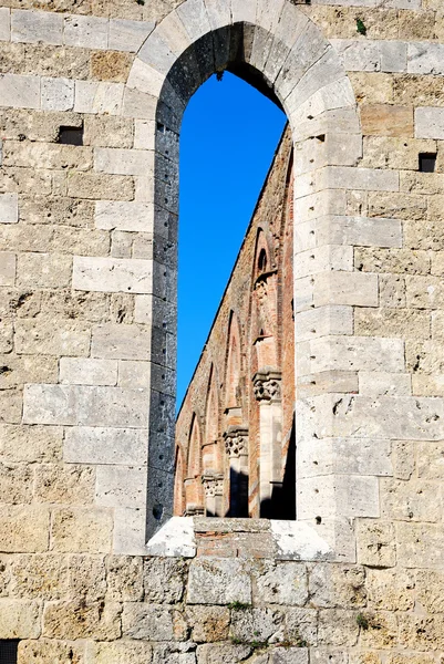 Руины аббатства Сан-Галгано (Тоскана) ) — стоковое фото