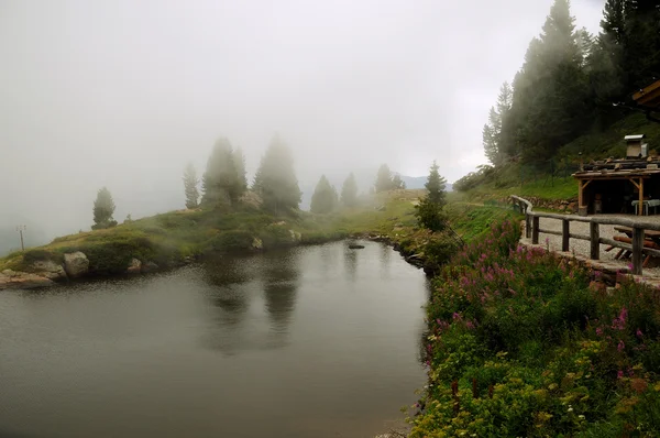 Niebla sobre una piscina alpina —  Fotos de Stock