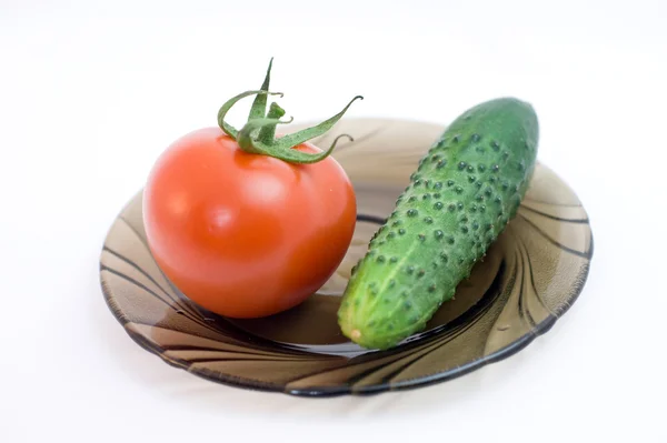 Tomate e pepino na placa — Fotografia de Stock