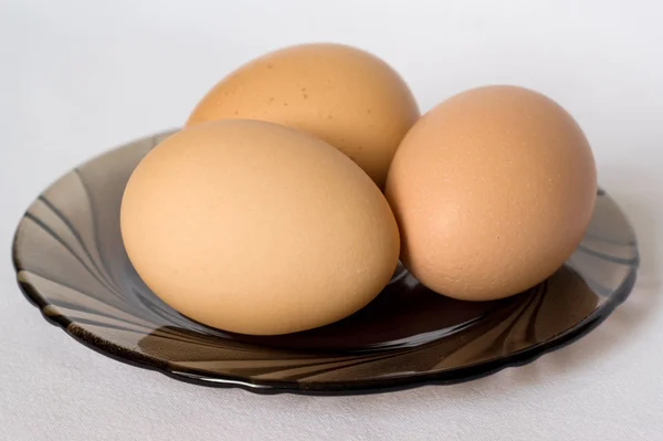 Uova di pollo su un piatto — Foto Stock