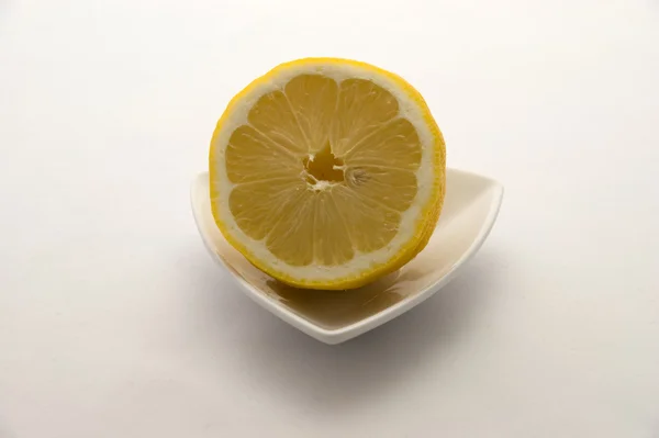 Лимонний на тарілку — стокове фото