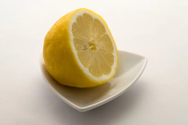 Лимонний на тарілку — стокове фото