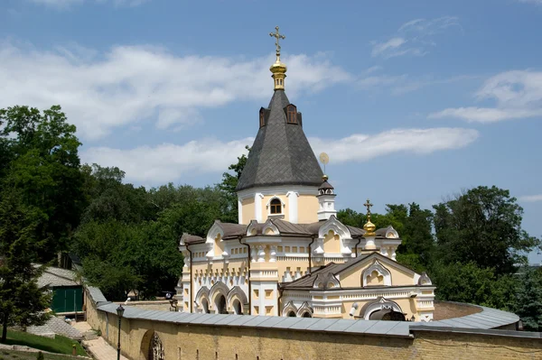 Iglesia ortodoxa en territorio de Kiyv-Pechersk Lavra —  Fotos de Stock