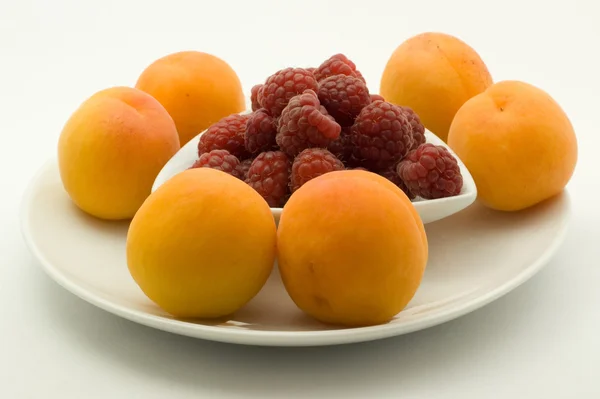 Apricots and raspberry — Stock Photo, Image
