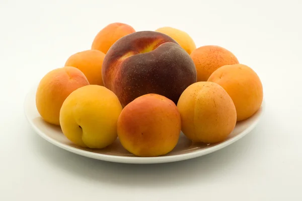 Apricots and peach — Stock Photo, Image