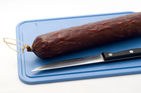 Salsicha em uma tábua de cortar — Fotografia de Stock