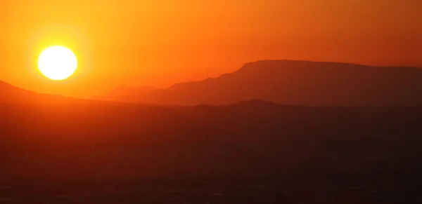 Puesta de sol sobre las montañas — Foto de Stock