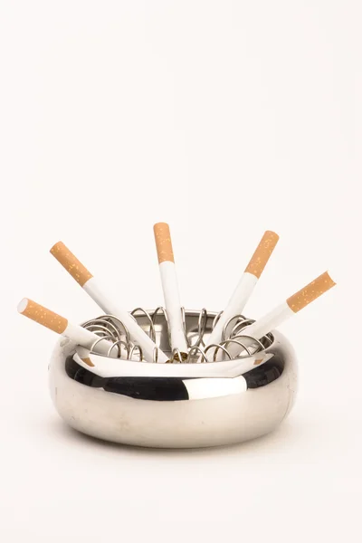 灰色ビーチ小石τασάκι με τσιγάρα — Φωτογραφία Αρχείου