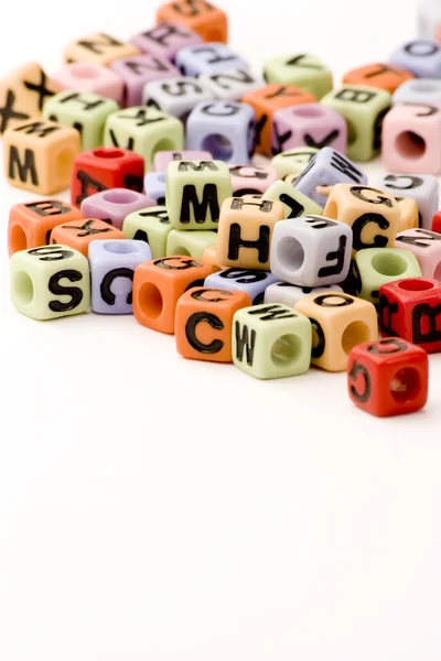 Различные разноцветные кубики писем — стоковое фото