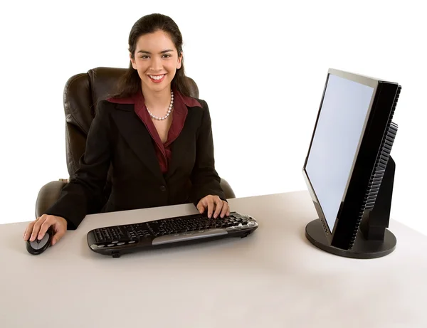 Geschäftsfrau sitzt an ihrem Schreibtisch — Stockfoto