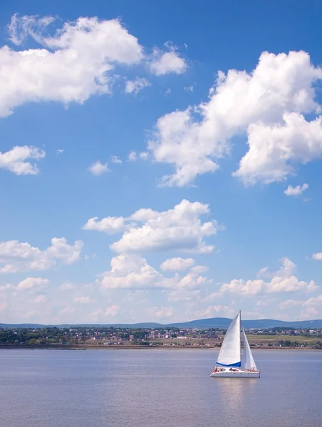 Sailing Boat on the St-Lawrence River near Quebec City — Stock Photo, Image