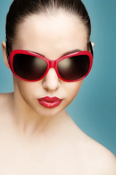 Jovem mulher usando óculos de sol — Fotografia de Stock