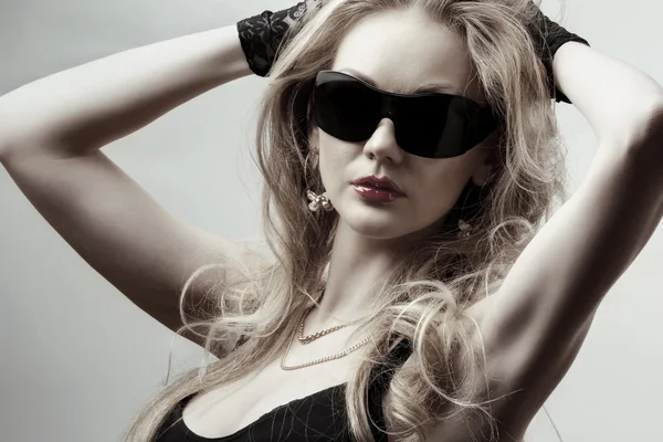Blondin bär solglasögon — Stockfoto