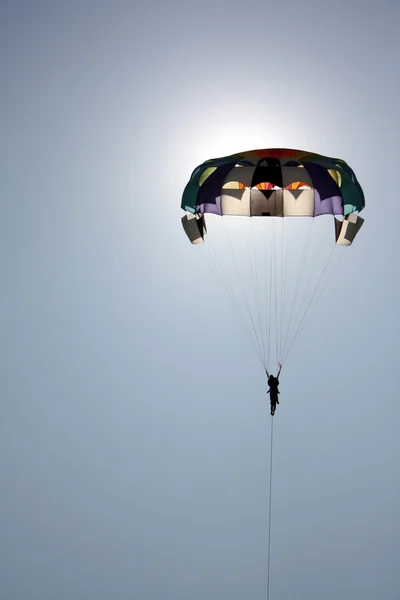 Güneş üzerinde parasailing — Stok fotoğraf