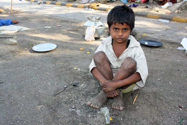 Indisches Kind am Straßenrand — Stockfoto