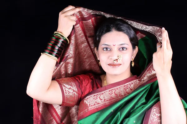 Obejmujące Sari — Zdjęcie stockowe