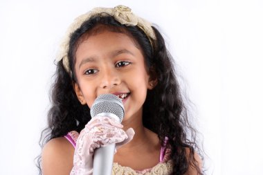 Şarkı söyleyen kız