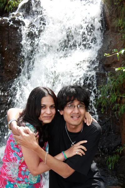 Indien cascade couple — Photo