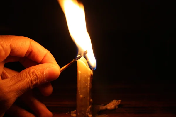 Iluminando uma vela — Fotografia de Stock