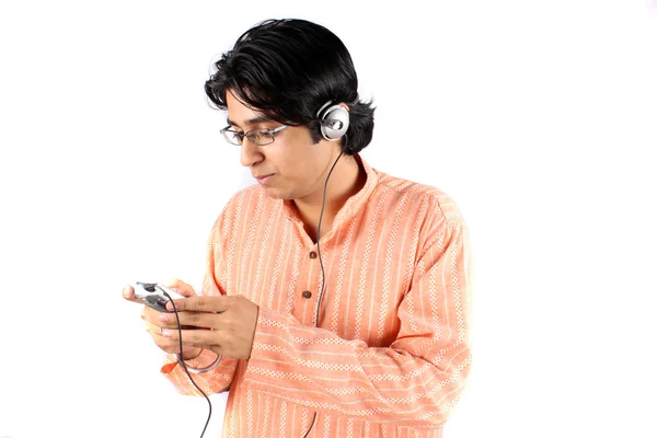 Adolescente indiano com MP3 — Fotografia de Stock