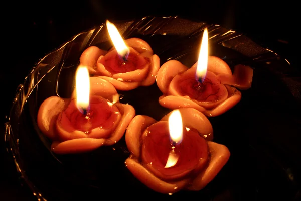 Růže, plovoucí svíčky — Stock fotografie
