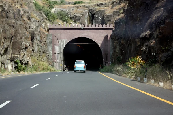Carro entrando em um túnel — Fotografia de Stock
