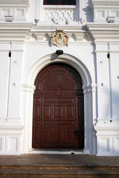 Antik kilise kapısına — Stok fotoğraf