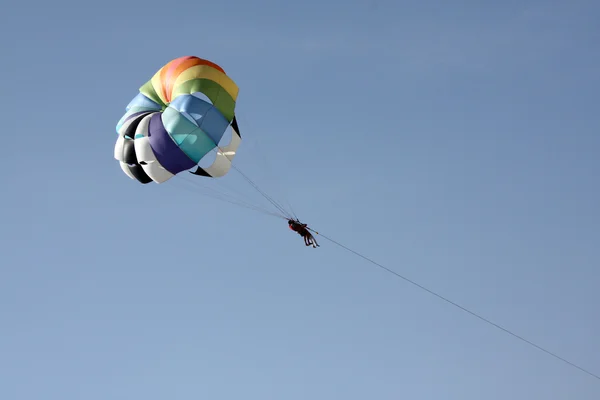 Gökyüzünde paraşütle atlamak — Stok fotoğraf