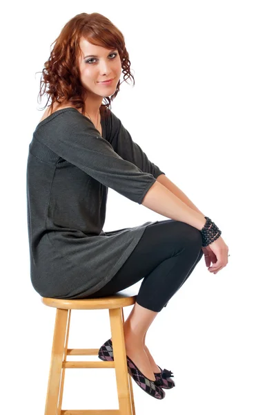 Csinos, fiatal nő, egy széken — Stock Fotó
