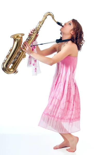 Wanita muda cantik memainkan saxophone — Stok Foto