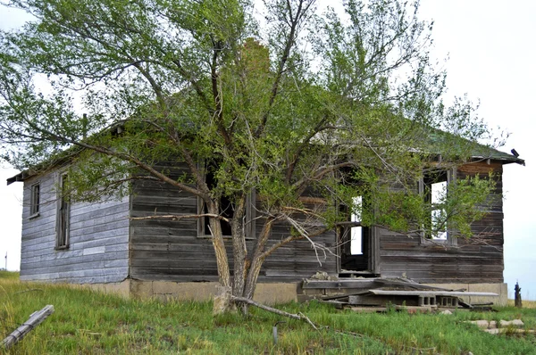 Усталый старый дом — стоковое фото