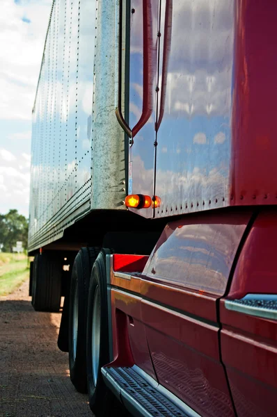 Ner på sidan av en halv lastbil och släpvagn — Stockfoto
