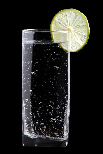 Szkło woda gazowana z limonki — Zdjęcie stockowe