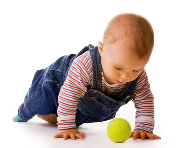 Niño pequeño en jeans con pelota de tenis —  Fotos de Stock