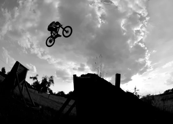 Salto in mountain bike estremo — Foto Stock