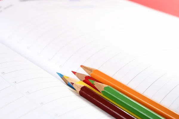 Farbują ołówek i porządek obrad — Zdjęcie stockowe