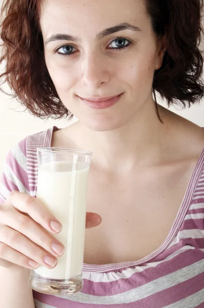 Unga äter mjölk med flingor — Stockfoto