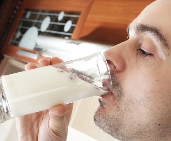 Молодые едят молоко с зерновыми — стоковое фото