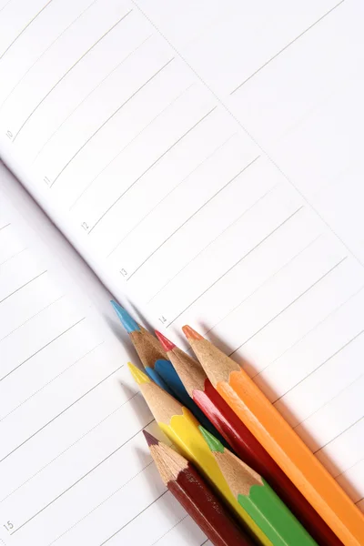 Lápiz de color y agenda — Foto de Stock