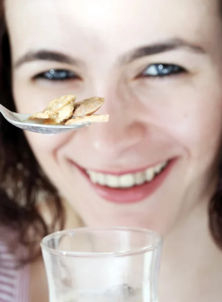 Süt ile tahıl yiyen genç — Stok fotoğraf