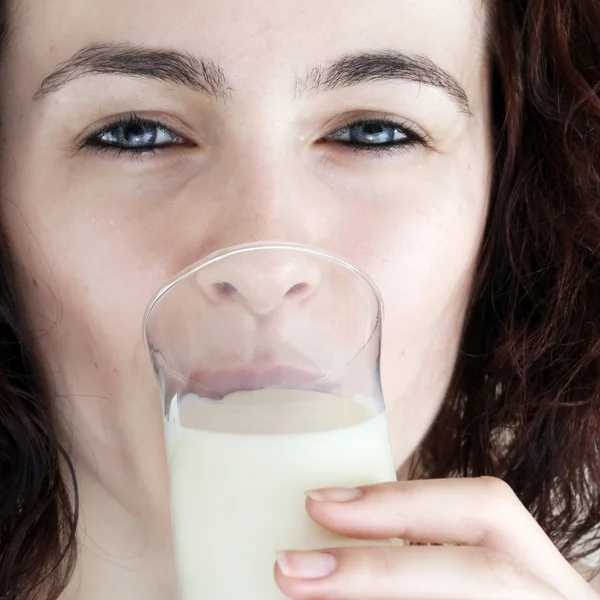 Молодые едят молоко . — стоковое фото